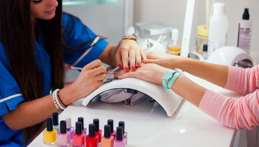 Anna werkt zorgvuldig aan een manicure in haar salon in Wijnegem