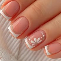 French manicure met wit detail en fijne bloemaccenten