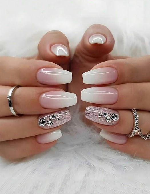 Rosé en witte nagels met subtiele glans en steentjes bij Dream Nails Wijnegem
